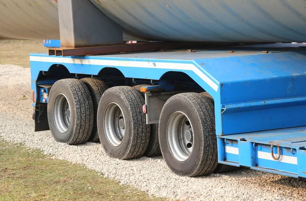 Camions pour un transport exceptionnel avec de nombreuses roues — Photo