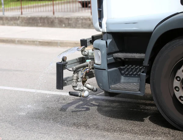 Úklid s výkonným vodním paprskem nádrž truck město ulice — Stock fotografie