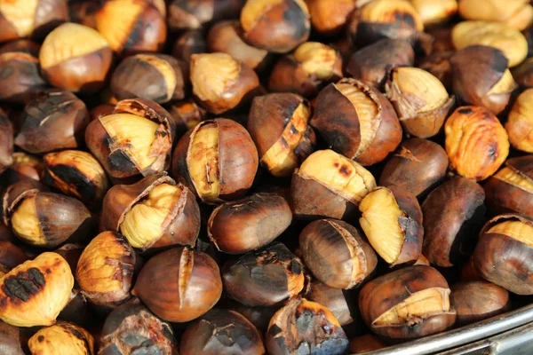 Many cooked chestnuts for sale in the stall in the street — Stock Photo, Image