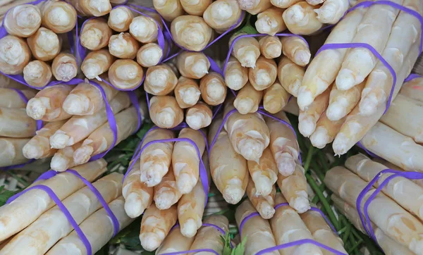 Asperges blanches à vendre à l'épicerie — Photo