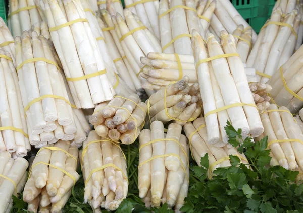 Witte asperges te koop in de supermarkt — Stockfoto