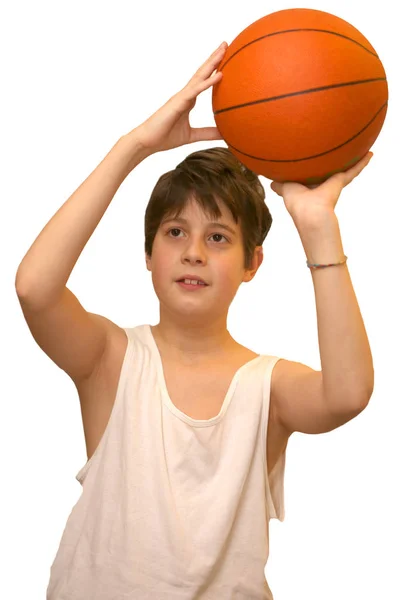 Дитина з білим жилетом з баскетбольним м'ячем на білому тлі — стокове фото