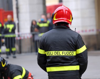 itfaiyeci koruyucu kask ve Vigili Del Fuoco word ile