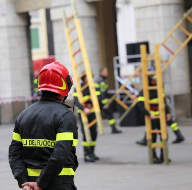 Açık exerc sırasında koruyucu kask ile İtalyan itfaiye