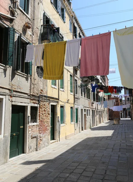 Venecia Italia tanta ropa colgando en la calle llamada Calle — Foto de Stock