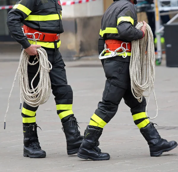 Dos bomberos con una cuerda durante la operación de rescate —  Fotos de Stock