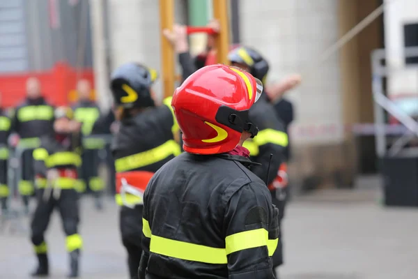 Bombero con hardhat durante el ejercicio al aire libre —  Fotos de Stock