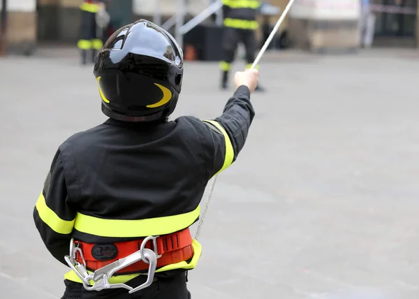 Petugas pemadam kebakaran dengan hardhat selama operasi penyelamatan dengan tali — Stok Foto