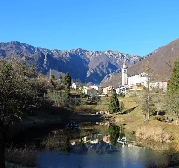 El municipio más pequeño de Italia llamado LAGHI con el — Foto de Stock