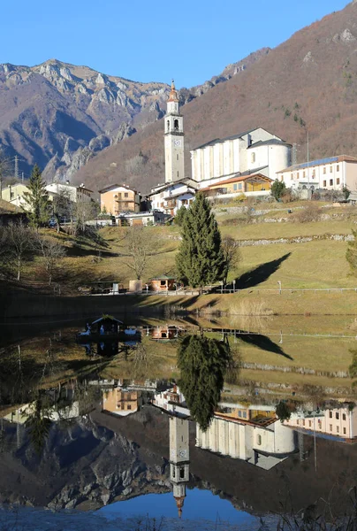 İtalya'nın en küçük yerleşim yeri Laghi küçük denilen — Stok fotoğraf