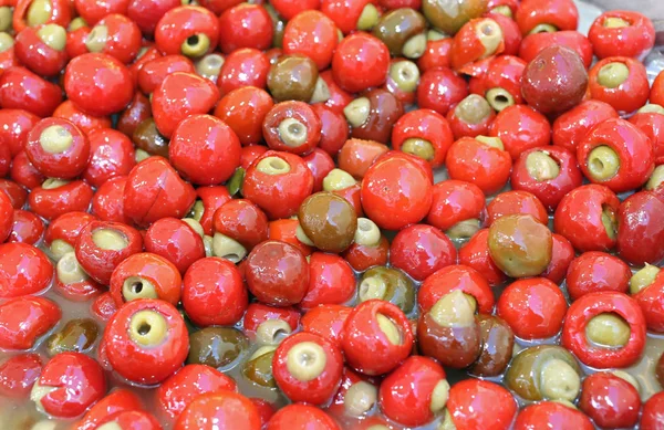 Pimentas vermelhas recheadas com azeitonas maduras prato típico da cozinha — Fotografia de Stock