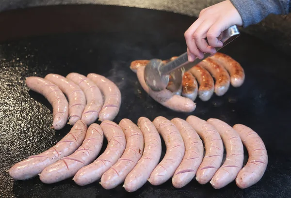 Viele Hot Dogs im Riesentopf eines Restaurants — Stockfoto