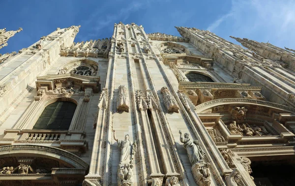 Catedral gótica llamada Duomo de Milán en el norte de Italia — Foto de Stock