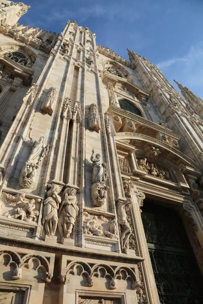 Detalle de Fachada de la Catedral Gótica de Milán Italia — Foto de Stock