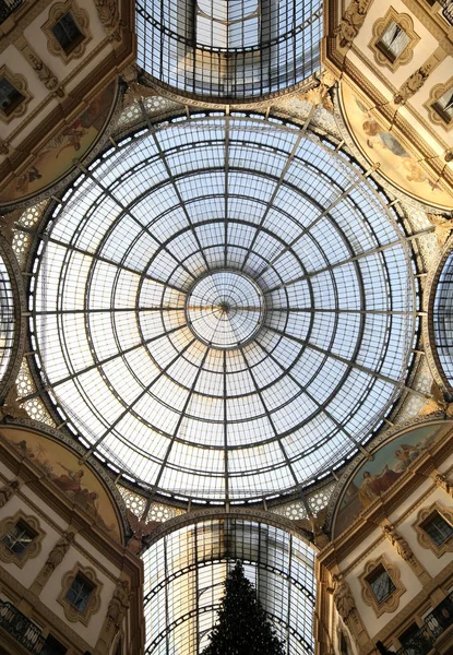 Dentro do Arcade com um telhado de vidro e aço em Milão Itália — Fotografia de Stock