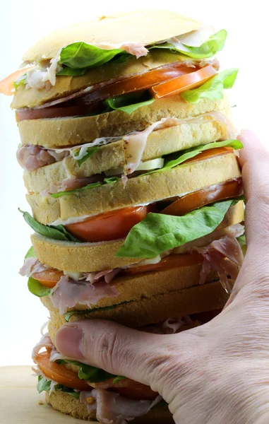 添えて非常に巨大なサンドイッチのような巨大な美食・ パネトーネ — ストック写真