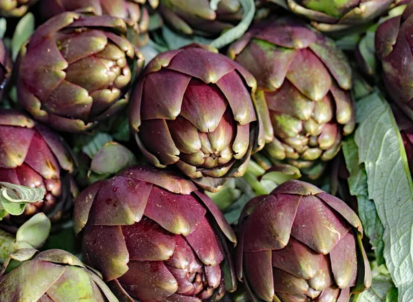 Artisjokken te koop in de Zuid-Italiaanse markt — Stockfoto