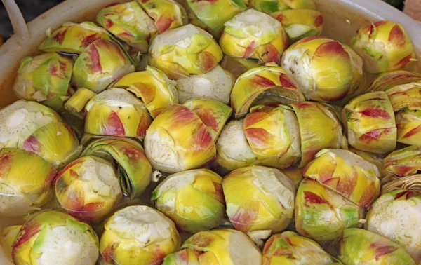 Fundos limpos de alcachofras preparadas pelo cozinheiro na água — Fotografia de Stock