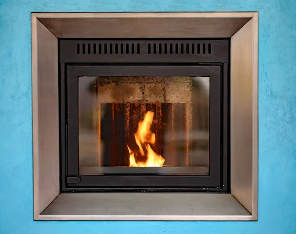 Fogão moderno para decorar e aquecer a casa com o fogo burnin — Fotografia de Stock