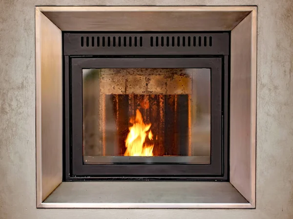 Современная плита для украшения и отопления дома с огнем — стоковое фото