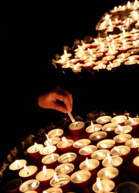 el sırasında kutsal bir mum ışığı bir yaşlı kadın el 