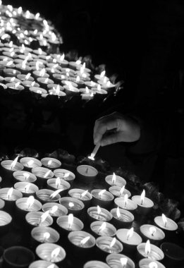 Yığın sırasında bir mum ışığı bir yaşlı kadın el el 