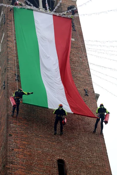 Italian brave firefighters climb the old tower with a giant Ital — Stock Photo, Image