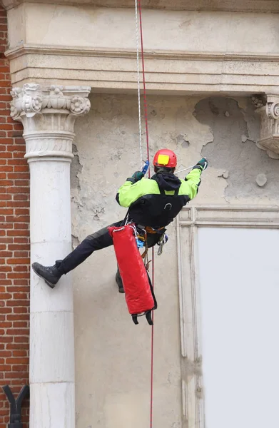 Bombero con cuerdas en un edificio viejo para monitorear la estabilización —  Fotos de Stock