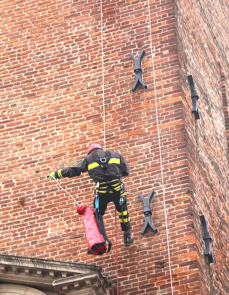 Brandman under en övning med klättring på gamla tegel med — Stockfoto