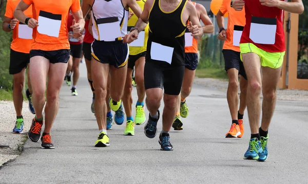 Viele Athleten beim Straßenrennen und weiße Startnummer — Stockfoto