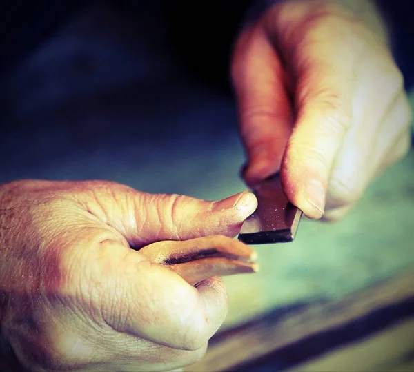 Ręce starszych cieśla chociaż kawałka drewna z chi — Zdjęcie stockowe