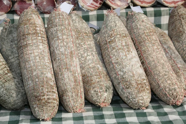Muchas carnes y salami para la venta en la granja campesina, típica de N — Foto de Stock