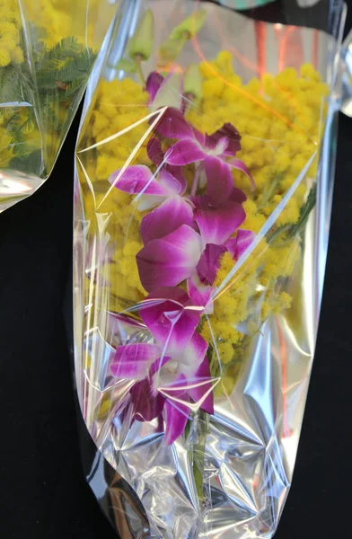 Mazzo di mimose gialle con un'orchidea — Foto Stock