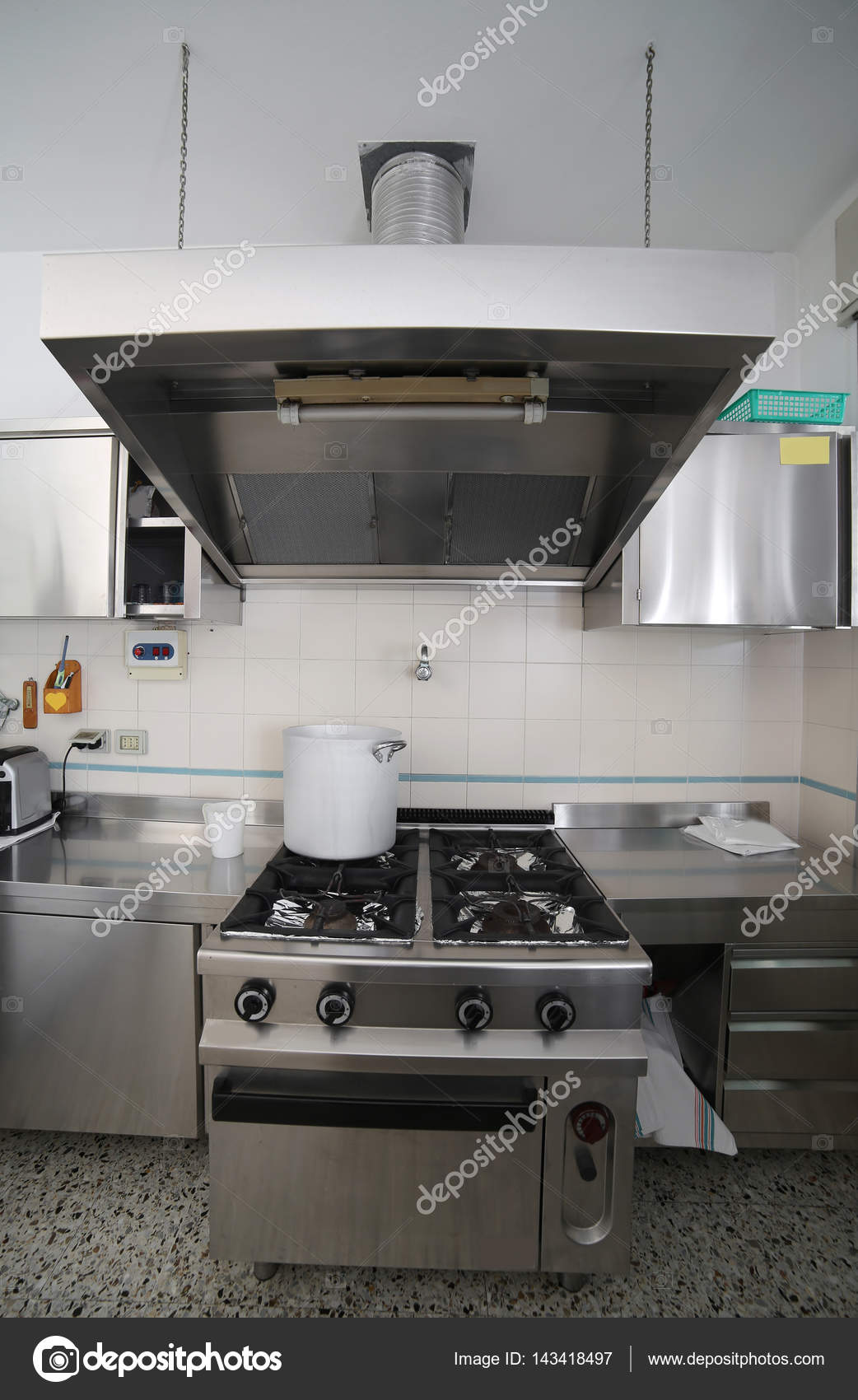 Cozinha Industrial Com M Veis De A O E Uma Panela De Alum Nio No Th Cozinha Industrial Com M Veis De A O E Uma Panela De Alum Nio No Th
