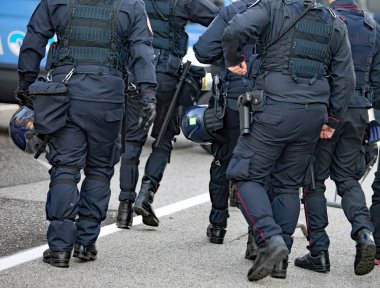 koruyucu kask hayranları için bekleyen ile polis isyan dişli 