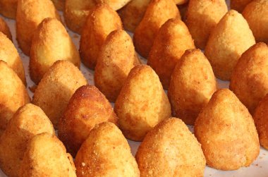 kızarmış pilav ile yapılan pirinç topları