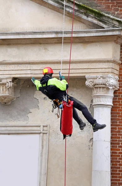 Pemadam kebakaran memanjat dengan tali dan alat pendakian untuk memantau — Stok Foto
