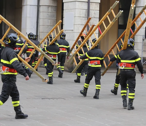 Muitos bombeiros durante o exercício na praça da cidade — Fotografia de Stock