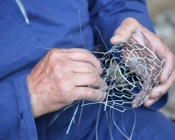 Herrero de edad trabajando hierro —  Fotos de Stock