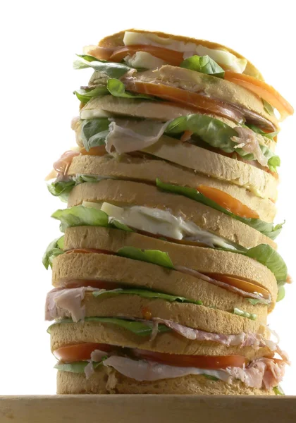 Duża kanapka przyozdobionym z serem i szynka i pomidorem i mayo — Zdjęcie stockowe