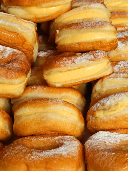 Donuts cremosos em uma massa — Fotografia de Stock