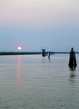 bir yaz gününde şafakta lagün üzerinde güneş