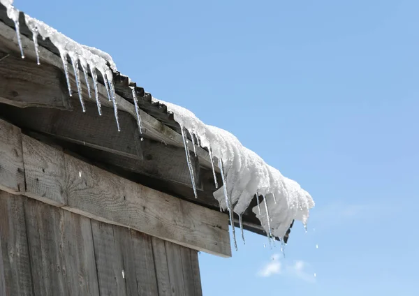 Many ice icicles on the roof that melt — Stock Photo, Image