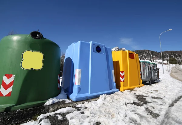 Muchos contenedores para la recogida de residuos en un pueblo de montaña en w — Foto de Stock