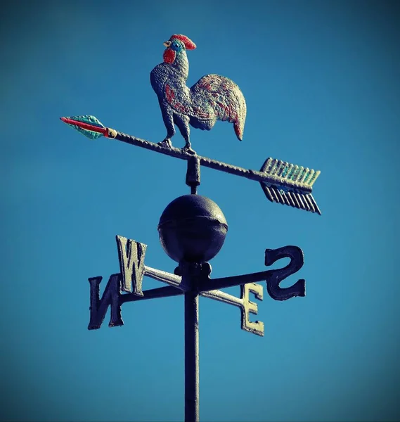 Vento weathervane que marca o caminho para a frente com as setas — Fotografia de Stock