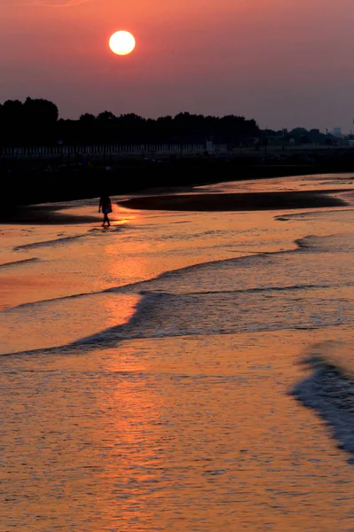 Parlak bir güneş ve denizin ışığı yansıması ile gündoğumu — Stok fotoğraf