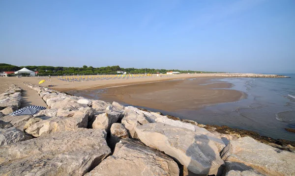 Roccia del mare e la spiaggia con poche persone — Foto Stock