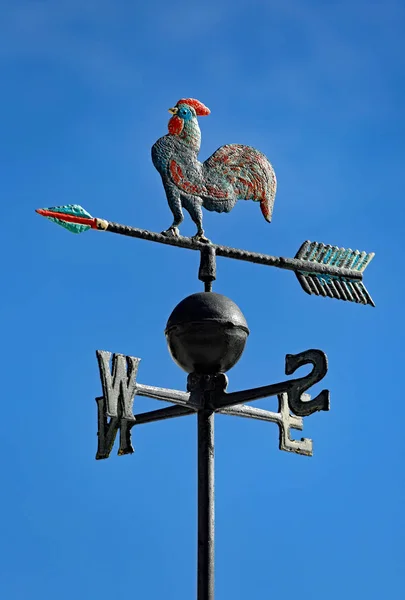 Weather vane to indicate the wind direction with arrows of Cardi — Stock Photo, Image