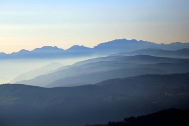 Sis ve buğu bir kış gününde ile Dağları