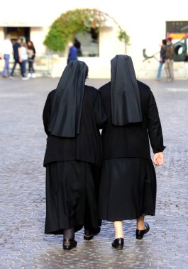 uzun siyah elbise kardeşlerle sokaklarda o yürüyorlar